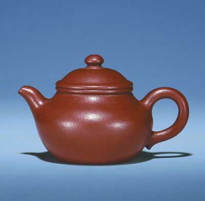 清乾隆宜兴朱泥壶。