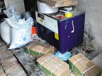 江苏泰州，地上堆放的假盐。泰州警方日前破获的一起假盐案涉及北京等7省市。图/CFP