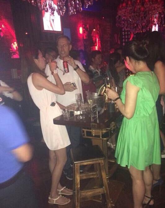 翻译哥:不争辩!佩兰“泡吧”是与老友聚会