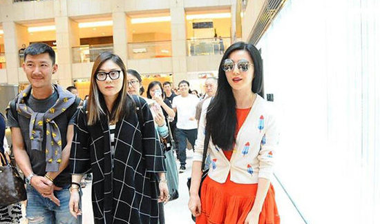 范冰冰赴港被拍亲切微笑 否认与李晨将婚:真没