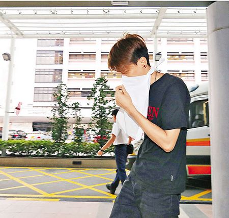 香港街头疑发生迷晕劫案男子被人抢走50多部iPhone