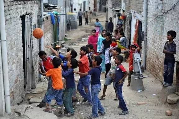 故土上的异乡人:他得了诺奖,却仍被疏离|帕慕