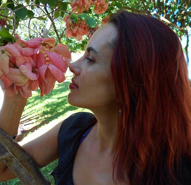 巴西警察与妻子发生口角 当街连开11枪追杀(图