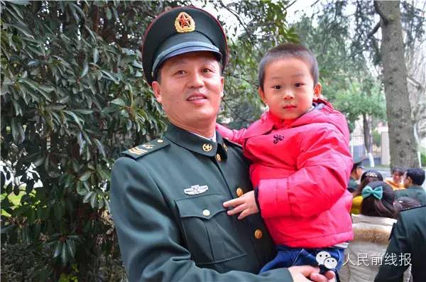 南京军区高级士官携家属参加晋衔仪式 规格与