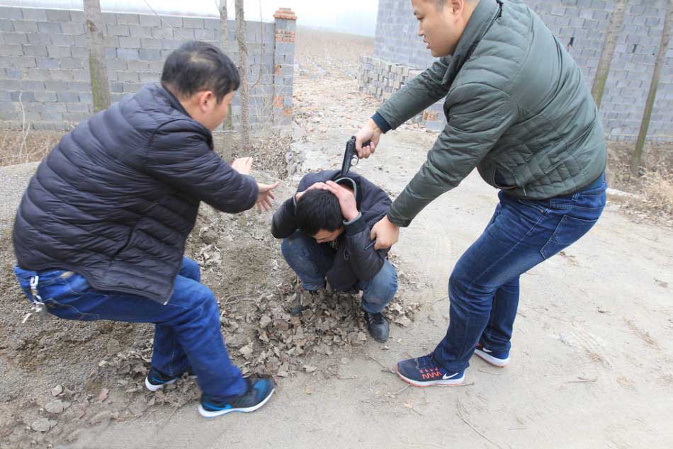 山东警方打掉13人涉毒团伙场面如警匪电影