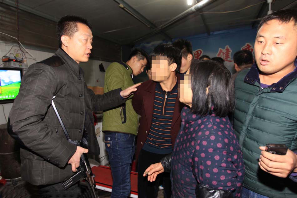 山东警方打掉13人涉毒团伙场面如警匪电影