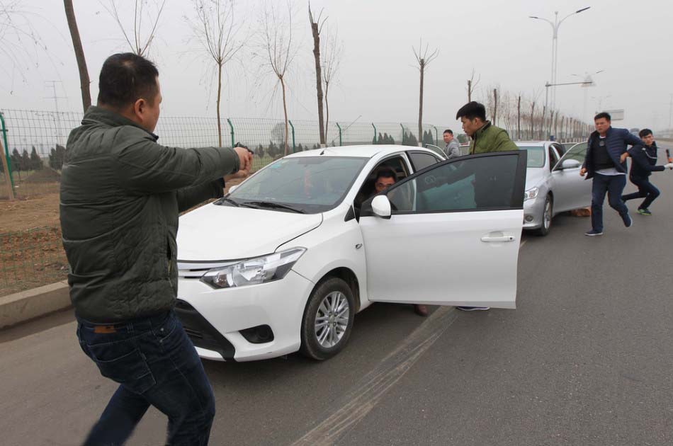 山东警方打掉13人涉毒团伙场面如警匪电影