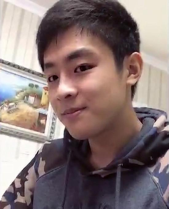 他曾是比张一山还红的童星，如今没长残帅似刘昊然，女友也很貌美