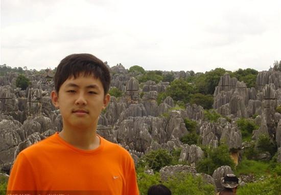 他曾是比张一山还红的童星，如今没长残帅似刘昊然，女友也很貌美