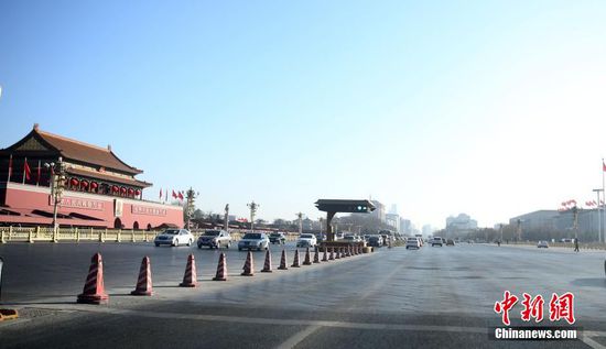 2月7日，中国农历除夕，北京城区各主干道车少人稀，不见了往日的拥堵。中新社记者
