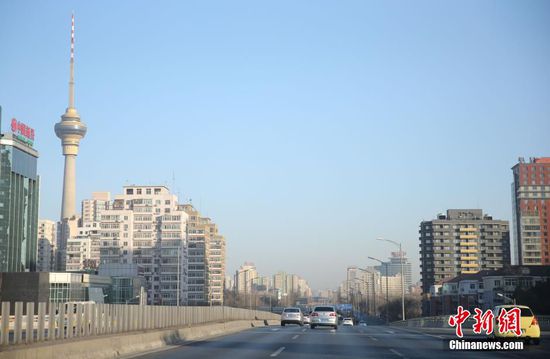 2月7日，中国农历除夕，北京城区各主干道车少人稀，往日拥堵不见。中新社记者