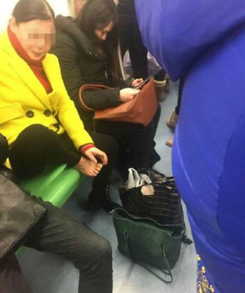 情侣地铁吻7站路 盘点地铁上那些伤风败俗的行为