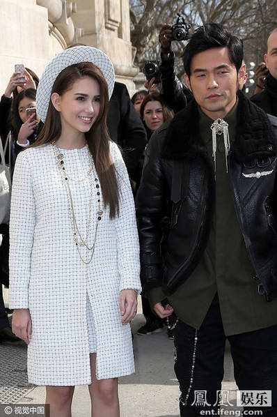 周杰伦昆凌夫妇现身巴黎时装秀 黑白配超恩爱