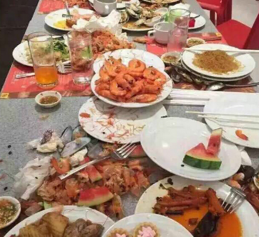 游客吃自助餐疯狂铲虾 现场狼藉一片浪费严重