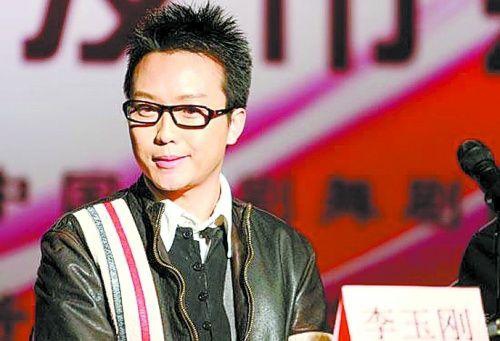 李玉刚微博承认隐婚9年 疑有8岁混血女儿|曝李