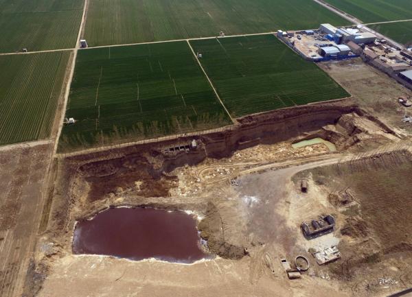 山东耕地挖30米坑排工业废水 6名干部被问责|