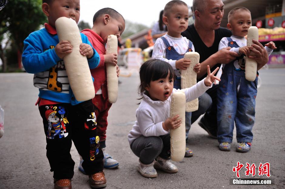 重庆一商家卖 35厘米长大馒头  八年不涨价依旧