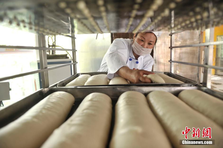 重庆一商家卖 35厘米长大馒头  八年不涨价依旧