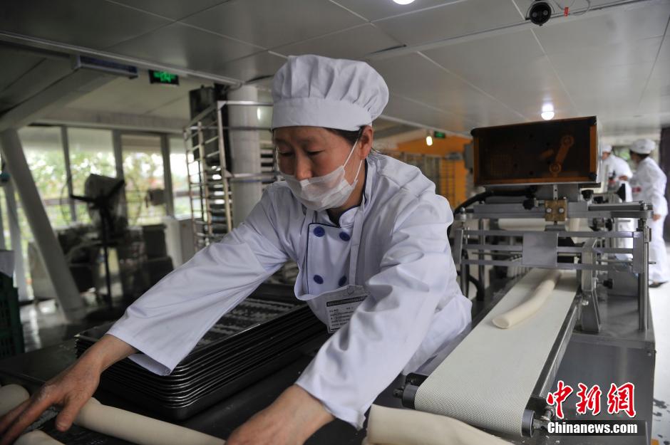 重庆一商家卖 35厘米长大馒头  八年不涨价依旧