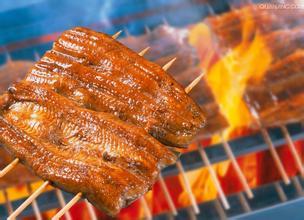 韩国餐厅烧烤活鳗鱼竟发生可怕一幕!鳗鱼痛苦