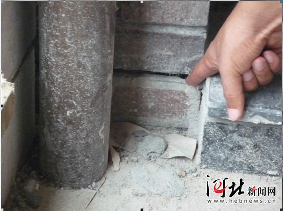 别墅小院地基塌陷修理以后，又出现了地基下沉现象src="http://y1.ifengimg.com/house_spider/dci_2012/08/f4d68d39eb9263e3f9adf1f0381bcada.jpg"