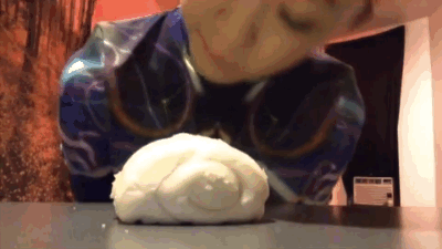 全世界网友都在看这位女生用脸凌辱面包