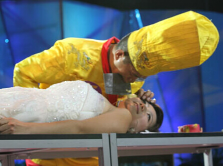 名厨苦练刀功杀入吉尼斯 腿上切肉丝90秒32根-手机凤凰网