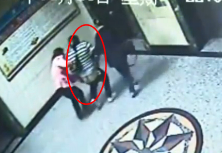 监控实拍孕妇因贫困医院电梯口分娩全程