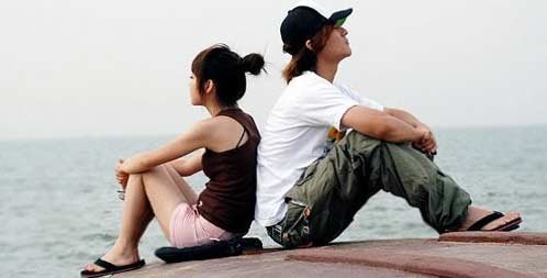 大学生情侣酒店内开房遭偷窥 女友被吓哭