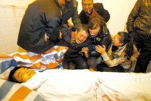 北京路明通小学因海绵垫发生一起踩踏事故,造成学生6人死亡,26人受伤