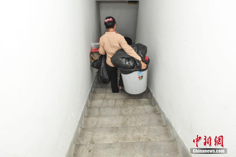 广州:70女鉴黄师白天 做保洁  晚上看片-法制晚报