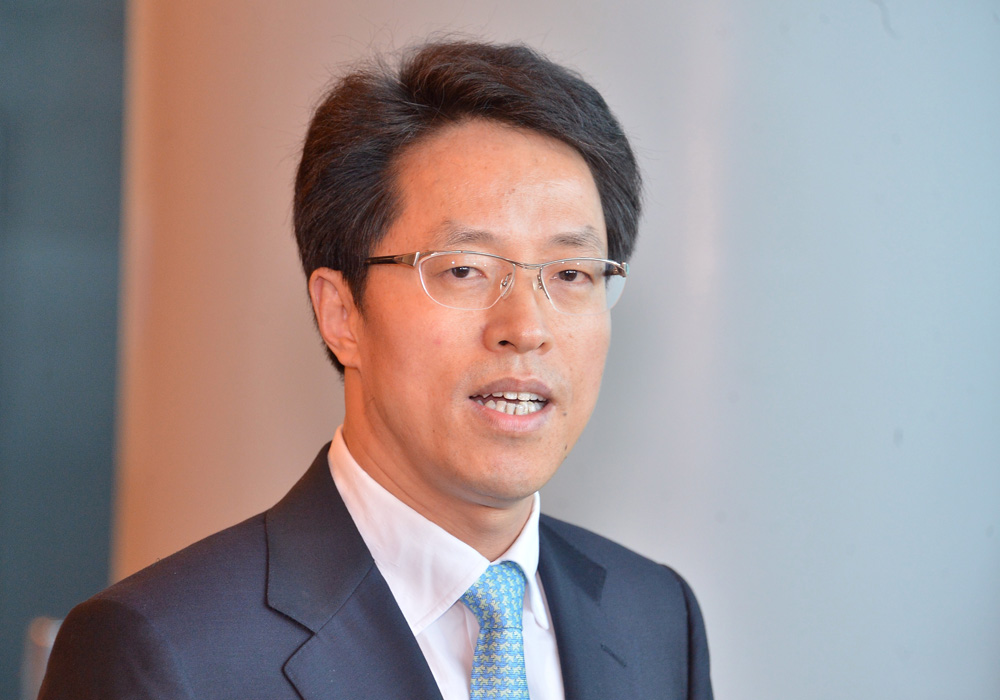 中联办主任谈怎样认识香港与内地的经济关系