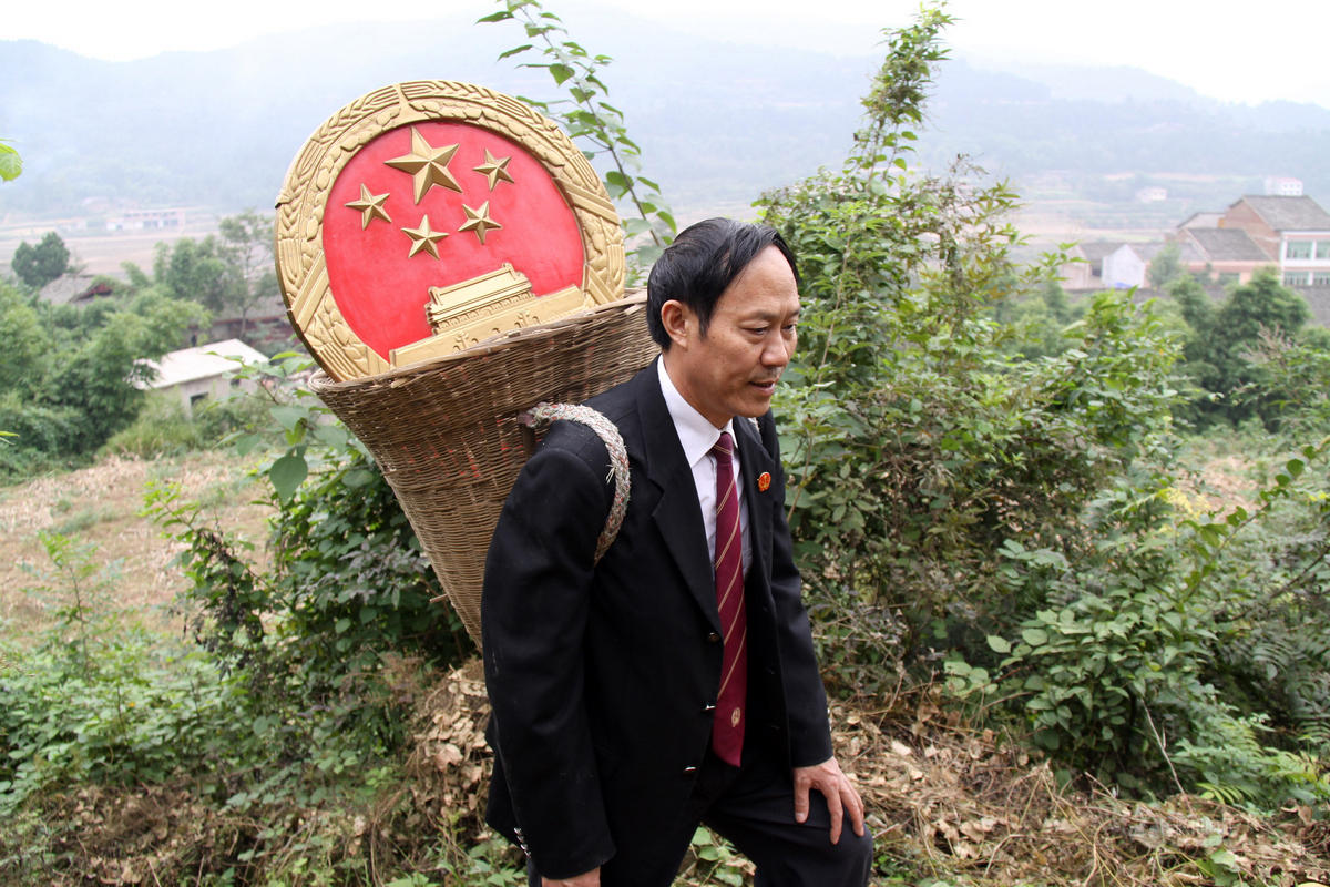 凤凰知道150702:年薪千万律师改行当法官，值不值？