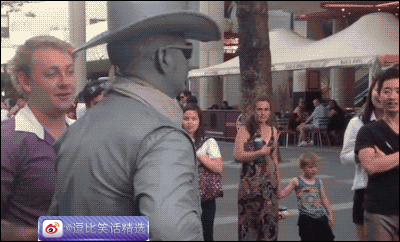 动图150728:能安心做个雕像吗? 这样吓人实在太调皮了