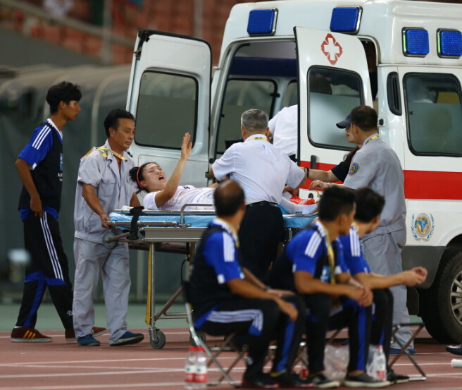 惨烈!中韩女足PK多人受伤 悍将被急救车送进医