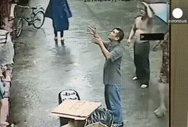 在死亡线上拯救生命 他们都是真的英雄|多动图