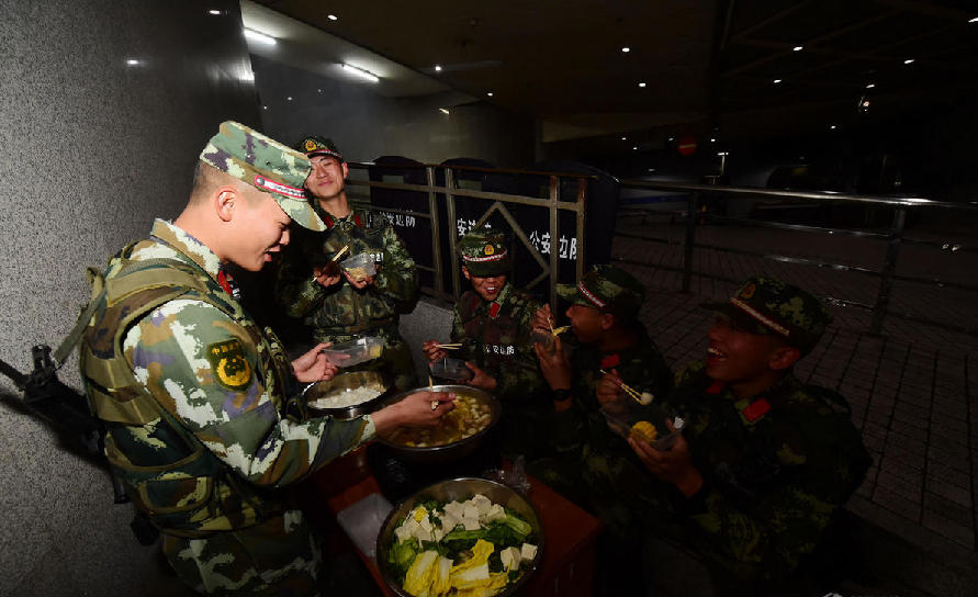 深圳一地下车库武警荷枪实弹吃年夜饭