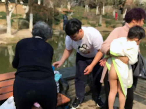 暖新闻-蠡县眼镜哥:异乡勇救落水祖孙传为佳