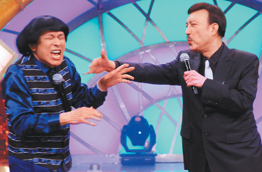 余天(右)参加&ldquo;猪哥会社&rdquo;录像，昨与猪哥亮搞笑呼巴掌。