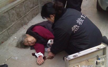 痴情老太不堪老伴去世打击 割腕后跳3楼(图)