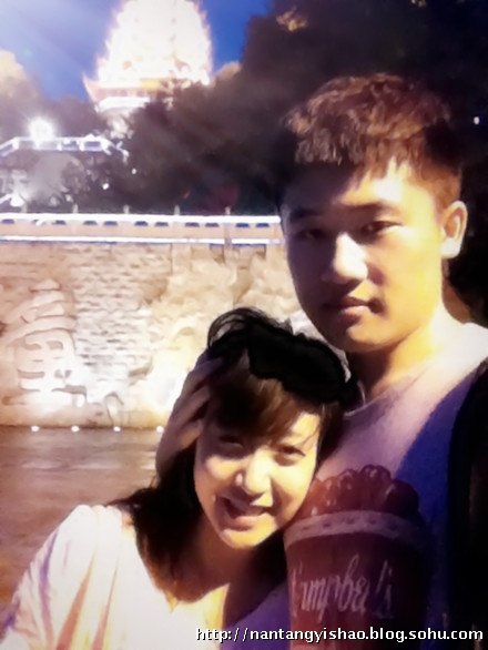 江宇阔和漂亮女朋友亲密合照尽显恩爱。(图片来源:人民网)