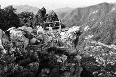 　　2010年7月5日，在翠华山西峰顶上，在终南山隐居了近20年的画家樊洲(左)，与太极拳师李茂林一起习拳论道(资料照片)