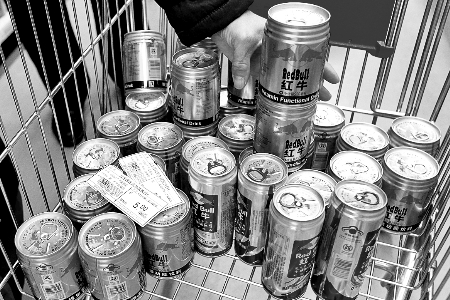 针对部分媒体报道“红牛”功能饮料涉嫌违规添加食品添加剂等问题,2月11日,上海部分超市已主动下架相关产品,监管部门表示正密切关注事件发展。 新华社发