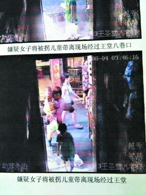 监控录像显示,阿玲将“二傻”带离现场经过王圣堂八巷口。