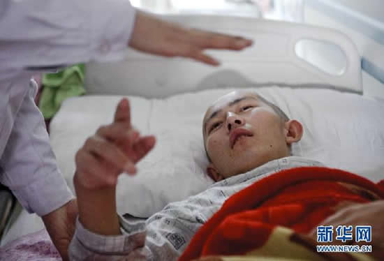 2月10日，接受康复治疗的哈斯铁尔跟着医生的手努力活动。新华社记者江文耀摄