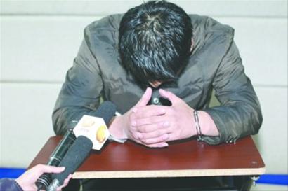 在沈阳市沈水湾派出所，嫌疑人杨某始终不愿面对镜头。