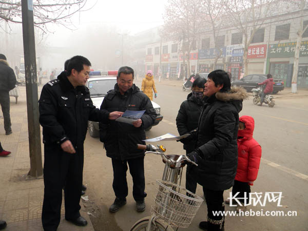 通讯员郑永涛)2月19日,河北省肥乡县公安局组织民警走上县城繁华街头