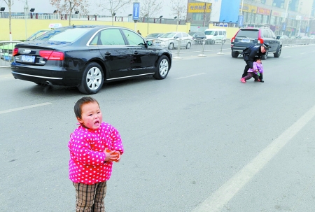 家人出门被关在家里 郑州俩孩子跑进快车道