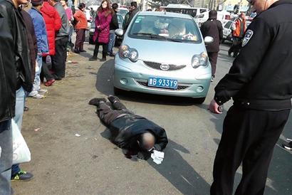 比亚迪闹市追撵8旬老人压倒车底 众人掀车救人