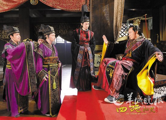 马景涛饰夫差（右）